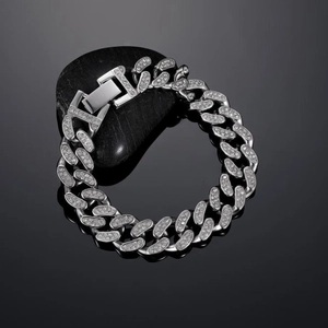 Makroaufnahme von hochwertigem Silber-Panzerarmband mit funkelnden Zirkonia-Steinen