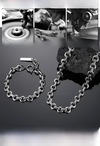 Nahaufnahme von poliertem Titan-Halsketten- und Armbandset mit rechteckigem Anhänger