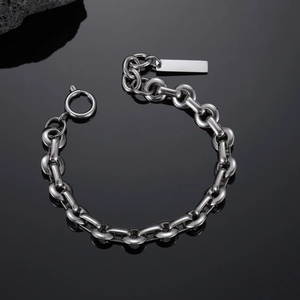 Details von polierter Edelstahl-Gliederkette mit Rundverschluss und rechteckigem Tag