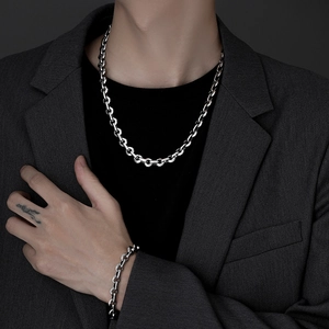 Elegantes Set aus silberner Edelstahl-Halskette und Armband im Schweinenasen-Design