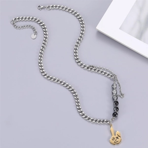 Détail du collier punk à chaîne cubaine avec perles craquelées et pendentif masque de lapin doré