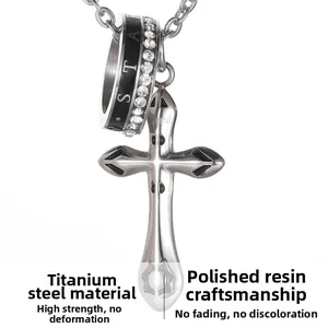 Détail du pendentif hip hop avec bague STAR, zircons et collier avec croix en S925