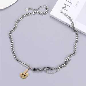Collier chaîne cubaine avec pendentif lapin graffiti et perles marbrées style punk