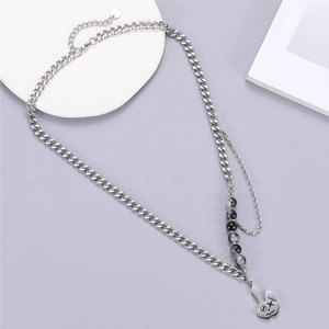 Détail du pendentif lapin avec chaîne cubaine double couche et collier de perles