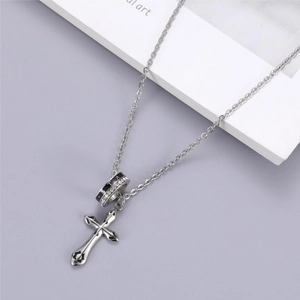 Collier pendentif croix gothique pour homme avec anneau en cristal argenté poli