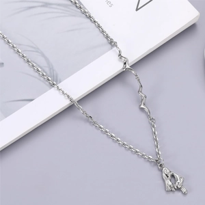 Collier en métal liquide irrégulier avec chaîne asymétrique et pendentif fondu argenté