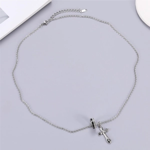 Macro de la croix en argent poli et pendentif anneau gravé avec fine chaîne en O collier