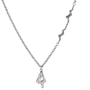 Collier argenté en métal liquide avec pendentif style lave sur fond blanc uni