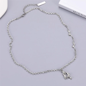 Détail macro du collier en métal liquide irrégulier avec pendentif lave et fermoir