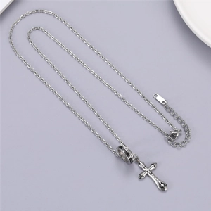 Détail du pendentif croix étoile avec anneau gravé et chaîne en argent fin