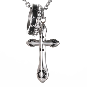 Collier avec pendentif croix en argent S925, émail noir, détail étoile et zircons