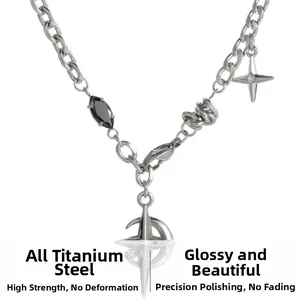 Détail du collier en acier titane avec pendentif étoile noire et chaîne de style punk