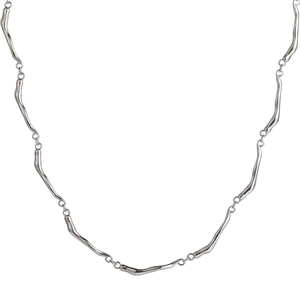 Chic collier argenté aux maillons métalliques organiques irréguliers sur fond blanc pur