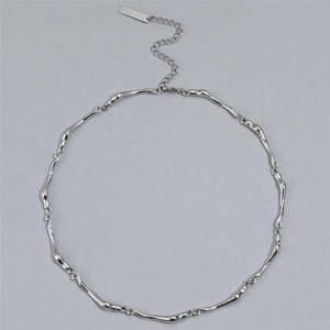 Détail du collier argenté minimaliste avec maillons irréguliers et chaînette de rallonge