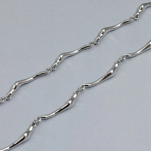 Collier minimaliste à maillons ondulés en argent avec finition polie et design industriel