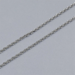 Detail shot of silver stainless steel link chain with high-gloss finish for men's jewelry