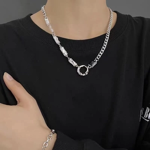 Détail d'un collier chaîne en acier titane argenté de style hip hop sur modèle