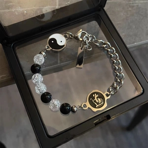 Bracciale in acciaio al titanio con ciondolo Tai Chi, catena metallica e perle nere