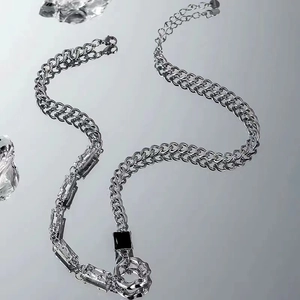 Détail du collier double chaîne en acier titane argenté avec cristaux et insert noir