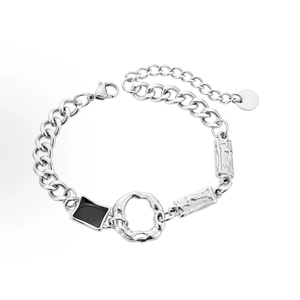 Détail du bracelet chaîne en acier argenté avec émail noir et modules à texture rocheuse