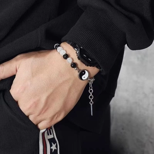 Dettaglio del bracciale Tai Chi con perline nere e ciondolo Yin Yang in acciaio inox