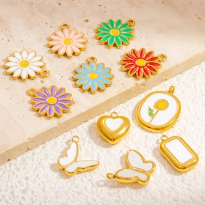 Détails de pendentifs en acier inoxydable doré avec marguerites et papillons en émail
