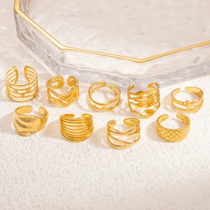 Set di 9 anelli dorati minimalisti sovrapponibili con motivi geometrici testurizzati