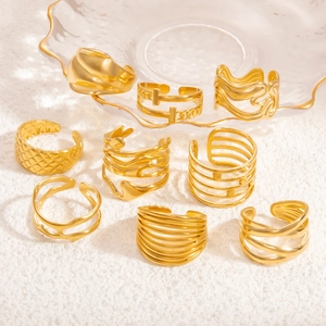 Set di nove anelli aperti in acciaio inossidabile placcati oro 18k con design barocco