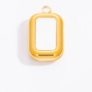 Gros plan d'un pendentif rectangulaire en acier inoxydable doré poli avec un anneau