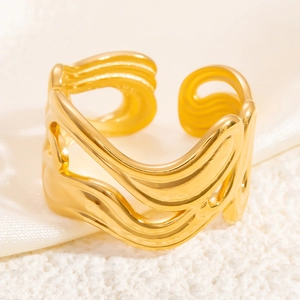 Anello a onda vuota irregolare in acciaio inossidabile placcato oro 18K regolabile