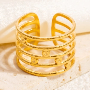 Anello aperto dorato stile barocco con quattro fasce a trama martellata a mano