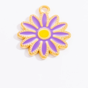 Détail d'un pendentif marguerite violette avec pétales dorés et centre jaune en gros plan