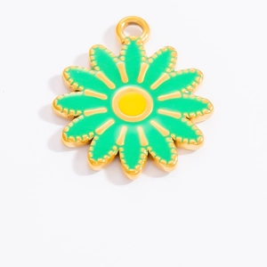 Détail d'un pendentif marguerite en émail vert avec une finition en acier doré brillant