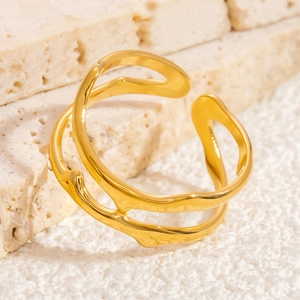 Dettaglio dell'anello regolabile placcato oro 18K con design a texture lavica
