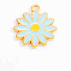 Détail macro d'un pendentif marguerite bleue avec bords dorés et centre en émail jaune