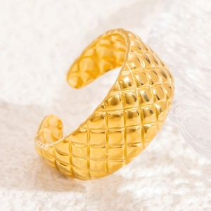 Vista dettagliata dell'anello aperto placcato oro 18k con trama trapuntata classica