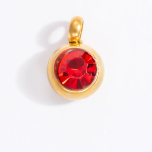 Vue macro du pendentif en cristal rouge 6 mm avec sertissage clos doré et poli