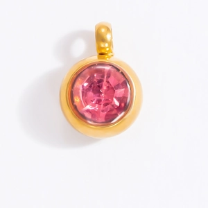 Détail du pendentif pierre de naissance rose 6mm avec monture en acier doré poli