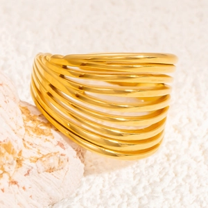 Dettaglio macro dell'anello a più strati in acciaio placcato oro 18K su pietra naturale