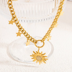 Détail du collier plaqué or 18 carats avec breloques étoiles et pendentif tournesol sur verre