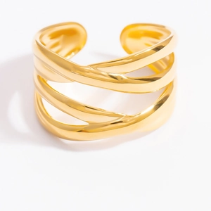 Dettaglio macro del bracciale a fascia larga in oro con design a strati intrecciati lucidi
