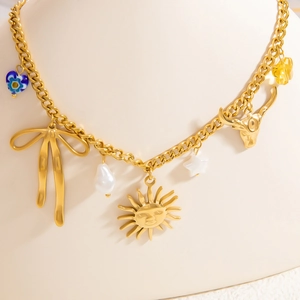 Détail du collier plaqué or 18k avec breloques éclectiques sur une chaîne gourmette