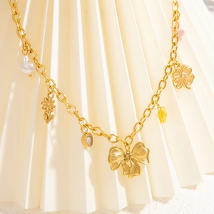 Détails du collier perles et nœud avec placage en or 18 carats sur papier texturé