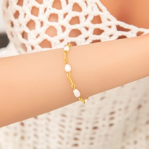 Elegant 18K gold-plated stainless steel chain bracelet with natural freshwater pearls