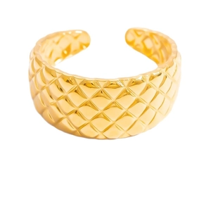 Anello aperto in acciaio inossidabile placcato oro 18K con design trapuntato chic