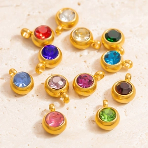 Vue détaillée de 12 pendentifs en cristal de 6 mm avec base plaquée or 18 carats