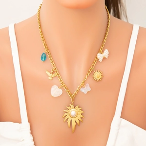Collier en acier titane plaqué or 18k avec breloques papillon et cœur orné de perles