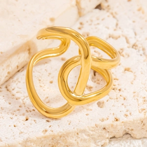 Vue détaillée d'une bague dorée irrégulière multicouche sur un fond de pierre