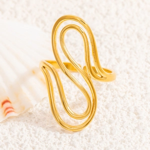 Bague dorée irrégulière minimaliste à double couche polie sur un coquillage