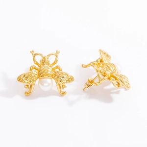 Détails des boucles d'oreilles abeille en or 18 carats avec perles et ailes finement ciselées